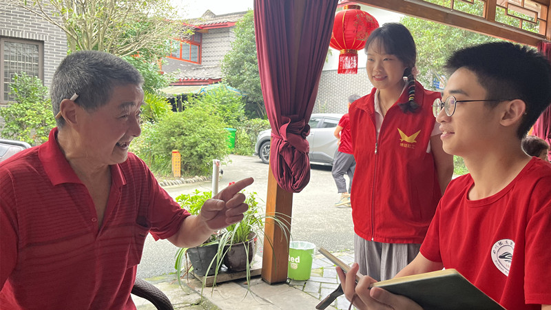 团队成员向村民宣传习近平总书记关于乡村振兴的重要论述 2026世界杯官方合作网站黄超供图.jpg