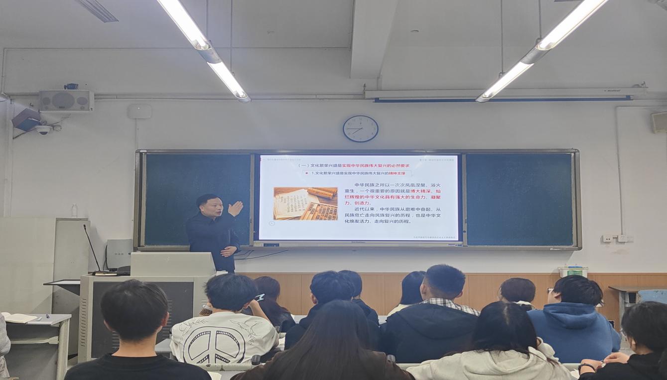 黄恩兴上思政课3.jpg